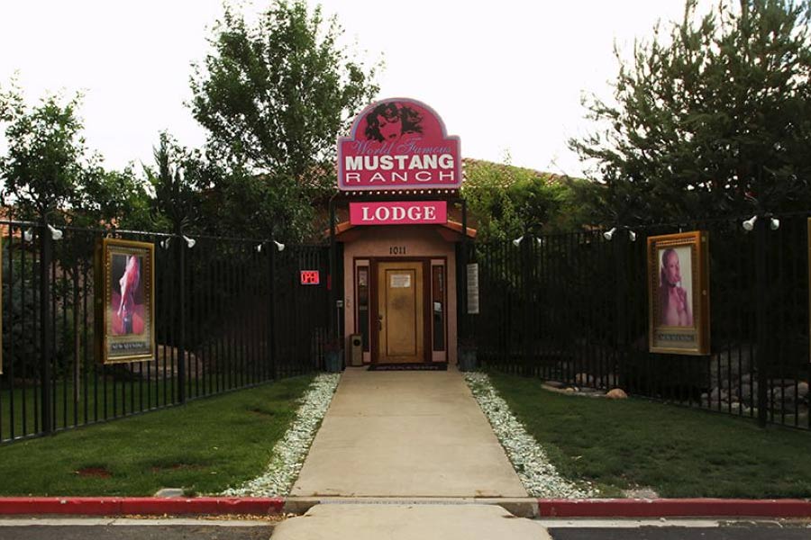 মাস্টাং র‌্যাঞ্চ। আমেরিকার সবচেয়ে প্রাচীন এবং আইনসম্মত যৌনপল্লি। নেভাডা প্রদেশের স্টোরি কাউন্টিতে মাত্র দু’টি আবাসন নিয়ে তৈরি মাস্টাং র‌্যাঞ্চ।