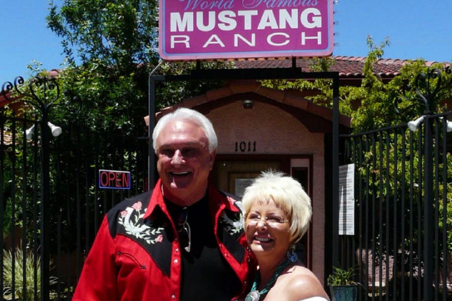 মাস্টাং র‌্যাঞ্চের বর্তমান পরিচালিকার নাম ম্যাডাম তারা আডকিন্স। ১৯৯০ সাল থেকে এই যৌনপল্লির দায়িত্বে রয়েছেন তিনি। 