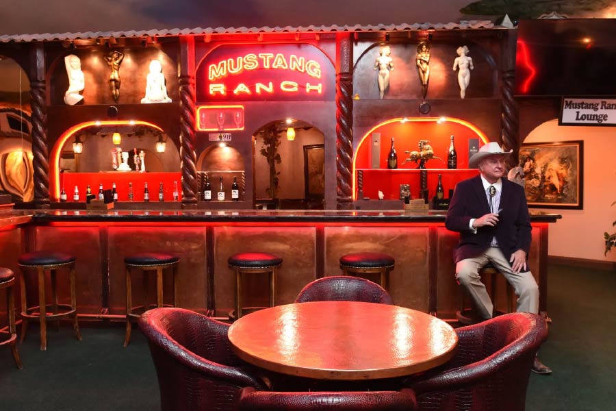 ১৯৭১ সালে মাস্টাং র‌্যাঞ্চের পথ চলা শুরু। এই যৌনপল্লি প্রতিষ্ঠা করেছিলেন জো কনফর্টে নামের এক ব্যক্তি। তিনি এক সময় ট্যাক্সি চালাতেন। ইটালি থেকে আমেরিকায় চলে এসেছিলেন তিনি।