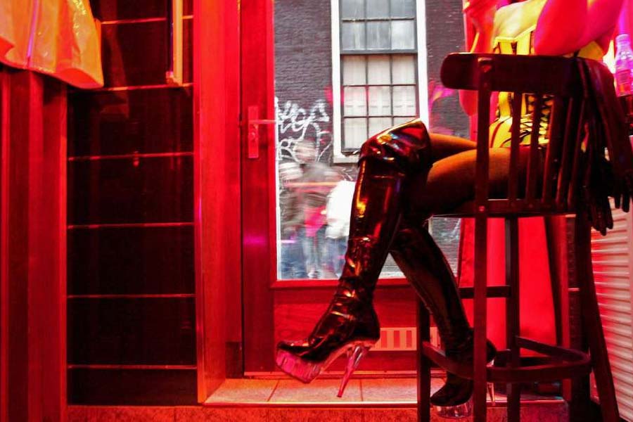 আমেরিকায় এক মাত্র নেভাডা প্রদেশেই যৌনবৃত্তি আইনসম্মত, বৈধ। সেখানে যাঁরা এই বৃত্তি গ্রহণ করেন, তাঁরা সকলেই শিক্ষিত। জীবনের জটিলতায় বাধ্য হয়ে, নয় স্বেচ্ছায় কেউ কেউ এই পেশা গ্রহণ করে মাস্টাং র‌্যাঞ্চে আসেন।