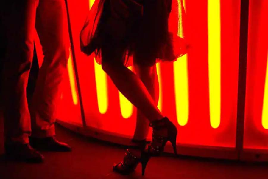 আমেরিকার এই যৌনপল্লিতে যৌনবৃত্তি গ্রহণ করে যাঁরা আসেন, তাঁদের প্রত্যেকের পরিচয়, পরিবারের খুঁটিনাটি জেনে নেওয়া হয়। পরিবার সম্পর্কে খোঁজখবর নিয়ে, তথ্য যাচাই করে তবেই মাস্টাং র‌্যাঞ্চে ঢুকতে দেওয়া হয় যে কোনও মহিলাকে। তাঁরা যে কোনও পাচারচক্রের শিকার হননি, তা নিশ্চিত করা হয় এ ভাবেই।