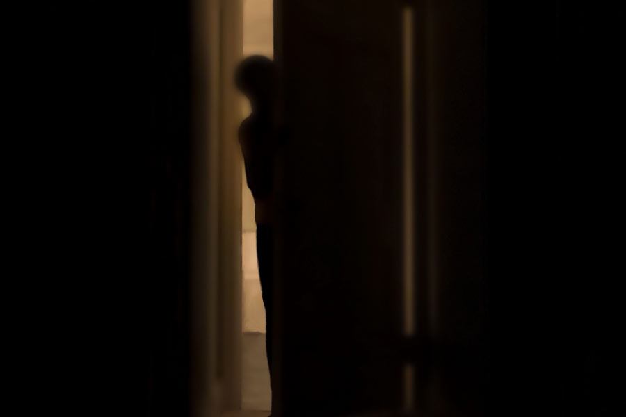 এ ছাড়া, রাতে হলঘরে শোনা যায় অশরীরী পদশব্দ। কেউ বা কারা যেন সারা রাত হেঁটে চলে বেড়ান। তবে এই নির্দিষ্ট কয়েকটি জায়গা ছাড়া মাস্টাং র‌্যাঞ্চের সামগ্রিক পরিবেশ খুবই খোলামেলা এবং উপভোগ্য, দাবি ওই তরুণীর।