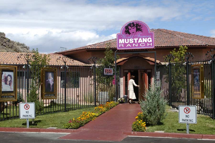 ১৮ বছরের ঊর্ধ্বে যে কেউ মাস্টাং র‌্যাঞ্চে আসতে পারেন। প্রতিবন্ধীরাও সুখ খুঁজতে আসেন এই যৌনপল্লিতে। মাস্টাং র‌্যাঞ্চ কাউকে ফেরায় না। 