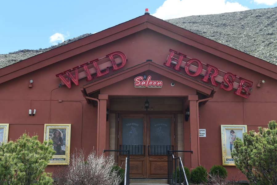 যৌনক্রিয়ার সঙ্গে মাস্টাং র‌্যাঞ্চ মদ্যপানও চলে আকছার। তবে এই যৌনপল্লিতে নিষিদ্ধ মাদক সেবন করা যায় না। অতিরিক্ত মদ্যপানও সেখানে নিষিদ্ধ।