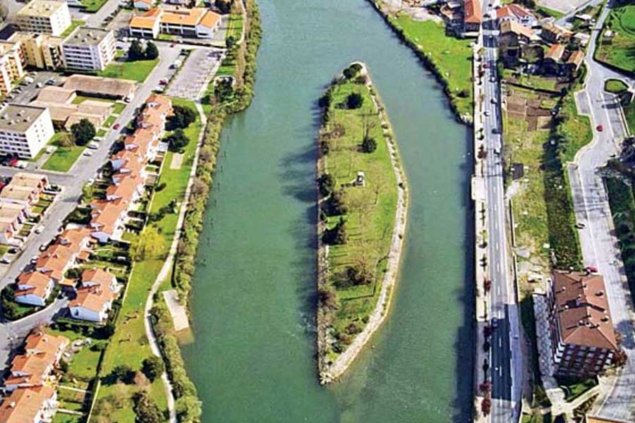 এ রকমটা যদি কখনও হয়, সকালে উঠে দেখলেন, আপনি এক অন্য দেশে রয়েছেন। অথচ, রাতে ঘুমোতে যাওয়ার সময় যেখানে ঘুমিয়েছিলেন, সেখানেই ঘুম ভেঙেছে আপনার। অর্থাৎ একটুও নড়াচড়া করেননি। তা-ও অন্য দেশে চলে গেলেন! এমনও হয়? ভাবছেন আজগুবি গপ্পো। কিন্তু না, এমনটা হতেই পারে। এই ব্রহ্মাণ্ডে কত কাণ্ডই না ঘটে!