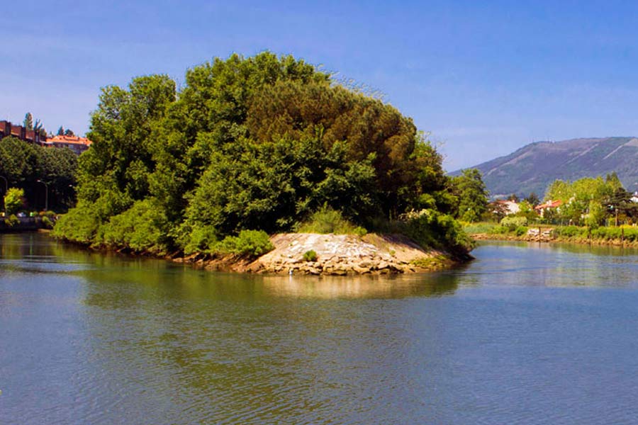 একটা দ্বীপ। যেখানে ছয় মাস বাদে বাদেই বদলে যায় দেশ। মানে ছয় মাস আগে দ্বীপটি যে দেশের ছিল, ছয় মাস পর সেই দ্বীপটিই আবার অন্য দেশের। 