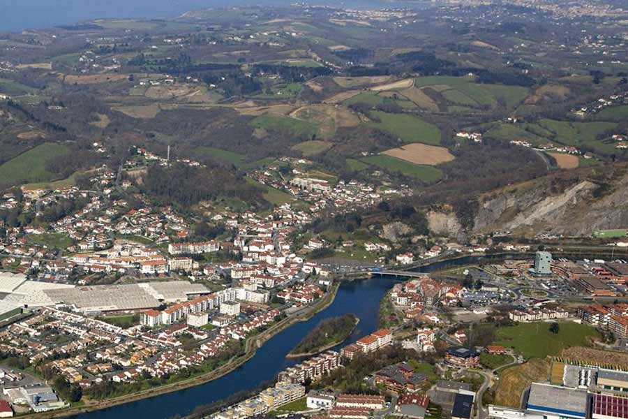 বছরের পয়লা ফেব্রুয়ারি থেকে ৩১ জুলাই পর্যন্ত ওই দ্বীপটি থাকে স্পেন সরকারের অধীনে। অর্থাৎ, ওই সময় আপনি যদি ওই দ্বীপে পা রাখেন, তা হলে বুঝবেন ফ্রান্সে রয়েছেন। 