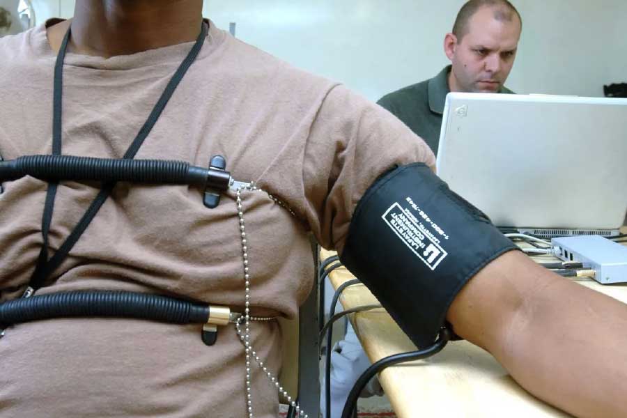 অভিযুক্তের শারীরিক প্রতিক্রিয়া স্বাভাবিক থাকলে ওই অভিযুক্তকে তদন্ত সংক্রান্ত একাধিক প্রশ্ন করেন তদন্তকারীরা। অভিযুক্ত কোনও প্রশ্নের উত্তর দেওয়ার সময় তার হৃদ্‌স্পন্দন, শ্বাস-প্রশ্বাসে পরিবর্তন বা রক্তচাপ বাড়ছে-কমছে কি না, একটি বৈদ্যুতিন স্ক্রিনের মাধ্যমে তার উপর নজর রাখেন চিকিৎসক এবং ফরেন্সিক বিশেষজ্ঞরা। এমনকি, উত্তর দেওয়ার সময় অভিযুক্তের ঘাম হচ্ছে কি না, তার উপরও বিশেষ নজর রাখেন বিশেষজ্ঞরা।