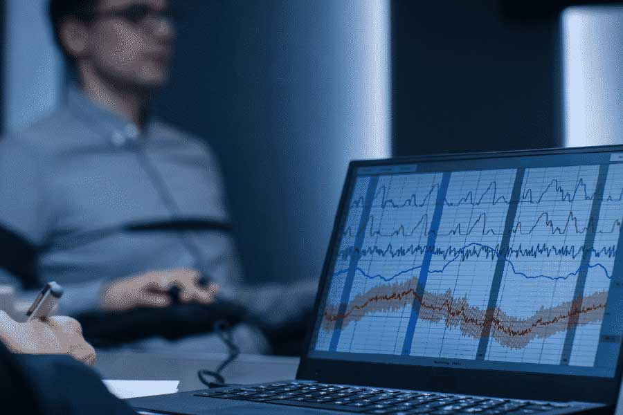 প্রতিটি প্রশ্ন শোনার পর এবং উত্তর দেওয়ার সময় অভিযুক্তের শারীরবৃত্তীয় প্রতিক্রিয়াগুলি একটি গ্রাফ বা লেখচিত্রের মধ্যে ধরা পড়ে।