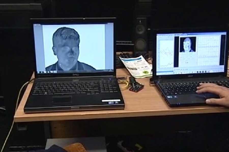 উনিশ শতকে ইতালির অপরাধ বিশেষজ্ঞ সিজ়ার লোমব্রোসো প্রথম পলিগ্রাফ পরীক্ষা করেন। তিনি অভিযুক্তদের জিজ্ঞাসাবাদের সময় তাঁদের রক্তচাপের পরিবর্তন মাপার জন্য একটি মেশিন ব্যবহার করেন।