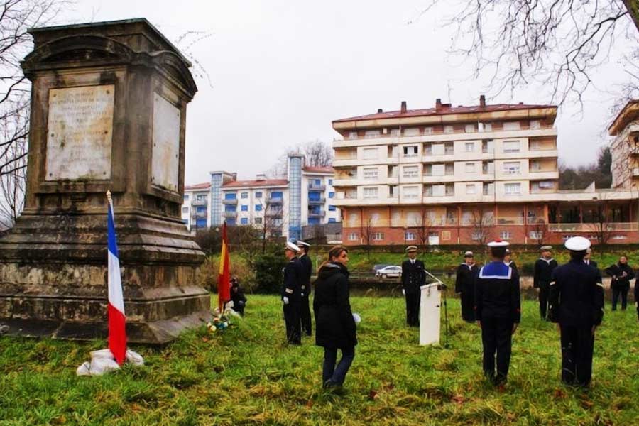 এই দ্বীপের কথা জেনে যদি আপনি সেখানে যাওয়ার কথা ভাবেন, তা হলে সেই পরিকল্পনা কিন্তু সফল হবে না। কারণ ওই দ্বীপে সাধারণ মানুষের প্রবেশ নিষিদ্ধ। এমনটি, ফ্রান্স ও স্পেনের নাগরিকরাও সেখানে যেতে পারবেন না। অনুমতি নেই পর্যটকদেরও।
