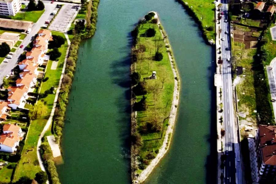 শুধু মাত্র ফ্রান্স ও স্পেনের নৌবাহিনীর সদস্যরাই ওই দ্বীপে যেতে পারেন। দ্বীপটি যখন যে দেশের অধীনে থাকে, তখন সেই দেশ দ্বীপটির রক্ষণাবেক্ষণের দায়িত্বভার সামলায়। রক্ষণাবেক্ষণের জন্যই ওই দ্বীপে পা রাখেন দু’দেশের নৌবাহিনীর সদস্যরা। 