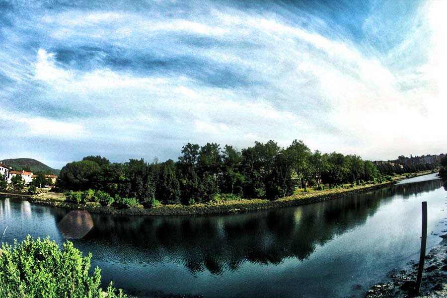 দু’দেশের নৌবাহিনীর সদস্য ছাড়াও ফ্রান্স ও স্পেনের দুই পুরসভার কর্মীরাও ওই দ্বীপে পা রাখার অনুমতি পান। স্পেনের ইরুন পুর সরকার ও ফ্রান্সের হেনদায়ে পুরসভার কর্মীরা রক্ষণাবেক্ষণের জন্য ওই দ্বীপে যান। মূলত দ্বীপটি সাফাই, বাগানের কাজ সামলান পুরকর্মীরা।