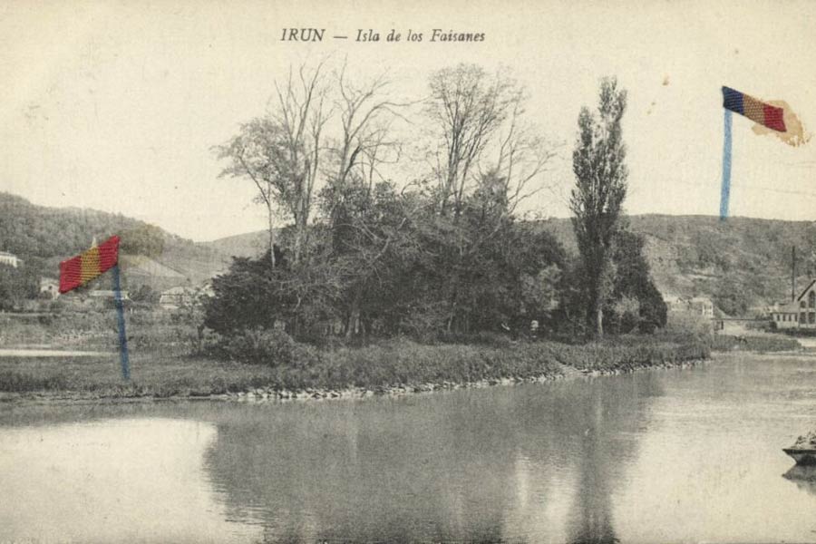 ওই দ্বীপে অতীতে বিয়ের আসরও বসেছিল। সেই ইতিহাসও জড়িয়ে রয়েছে দ্বীপে। ফরাসি রাজা চতুর্দশ লুইসের সঙ্গে স্পেনের রাজা চতুর্থ ফিলিপের মেয়ের রাজকীয় বিয়ের সাক্ষী ছিল ফেজ়েন্ট দ্বীপ। 