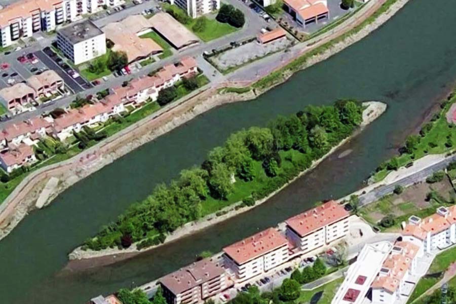 দ্বীপে কোনও সৌধ নেই। তবে অতীতের ঘটনাবলির কথা উল্লেখ করে একটি স্তম্ভ রয়েছে। স্পেনের দিকে স্তম্ভের গায়ে স্প্যানিশ ভাষায় লেখা রয়েছে সেই বিবরণ। আর ফ্রান্সের দিকে তা লেখা রয়েছে ফরাসি ভাষায়। বছরের পর বছর ধরে দুই দেশের ভরণপোষণে পৃথিবীর বুকে আলো করে রয়েছে এই অনন্য দ্বীপ।