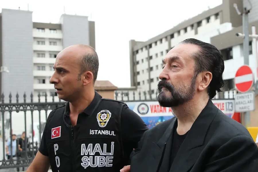 খুন, ধর্ষণ, মহিলাদের যৌনদাসী বানিয়ে রাখা-সহ একাধিক অভিযোগ রয়েছে তাঁর বিরুদ্ধে। সেই ধর্মগুরুকেই এ বার ৮,৬৫৮ বছরের কারাদণ্ডের নির্দেশ দিল এক আদালত।