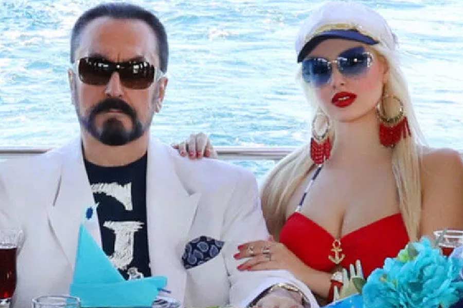 ‘ধর্মগুরু’ রামরহিমের কীর্তির কথা অনেকেই জানেন। সম্প্রতি তাঁকে প্যারোলে ছাড়া নিয়ে জোর চর্চা হয়েছে সংবাদমাধ্যমে। তার মধ্যে প্রকাশ্যে এল আরও এক ধর্মগুরুর কিস্‌সা। তবে এই ধর্মগুরু ভারতের নন।