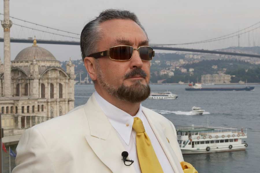 ফাইন আর্টস নিয়ে পড়াশোনার করার পর ধর্মগুরুর পথ বেছে নেন আদনান। ১৯৮০ সালে এক জন ধর্মগুরু হিসাবে পেশাগত জীবন শুরু করেন তিনি। 