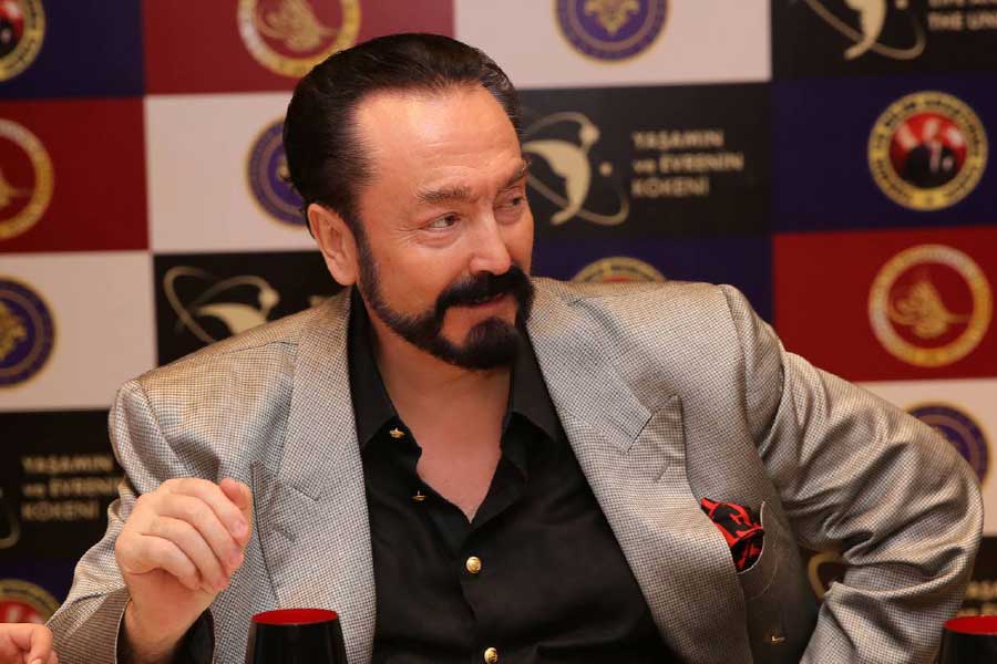 গোপন সূত্রে পুলিশ খবর পেয়েছিল যে, সংগঠনের আড়ালে আদনান অসামাজিক কাজকর্মের একটা সাম্রাজ্য গড়ে তুলেছেন। তার পরই ২০১৬ সালে আদনানের বাংলো এবং সংগঠনের দফতরে তল্লাশি চালায় তুরস্ক পুলিশ। যদিও সেই সময় কিছু পায়নি তারা। 