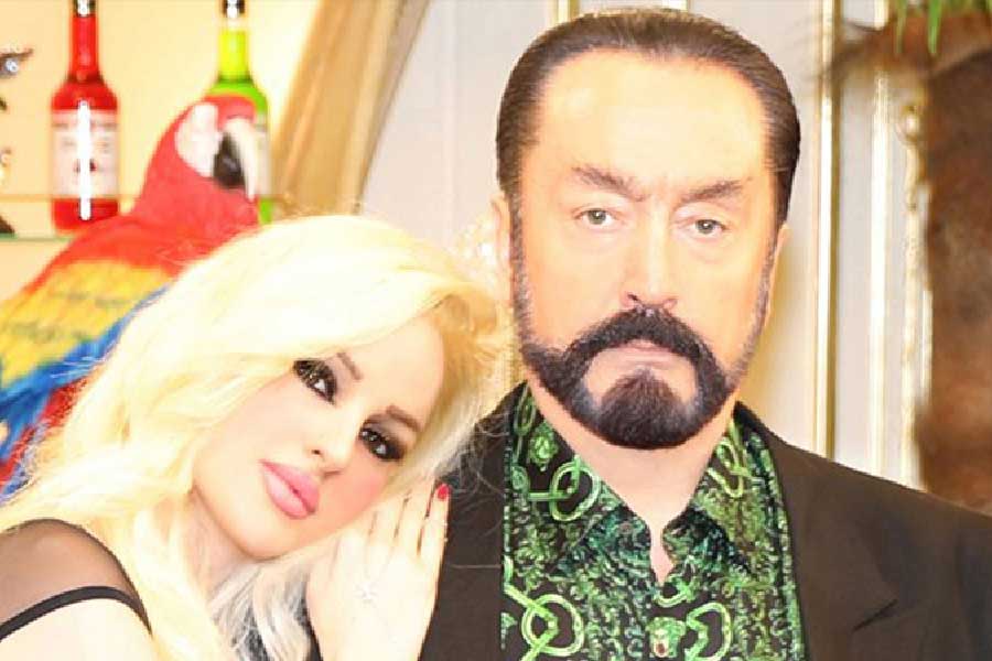 ওই প্রতিবেদন অনুযায়ী, মহিলাদের ত্বকের সমস্যা দূর করার বাহানায় তাঁদের জোর করে গর্ভনিরোধক ওষুধ খাওয়ানোর অভিযোগ ওঠে ওক্তারের বিরুদ্ধে। তাঁর বাংলোতে তল্লাশি চালানোর সময় ৬৯ হাজারের বেশি গর্ভনিরোধক ওষুধ পেয়েছিল পুলিশ। 