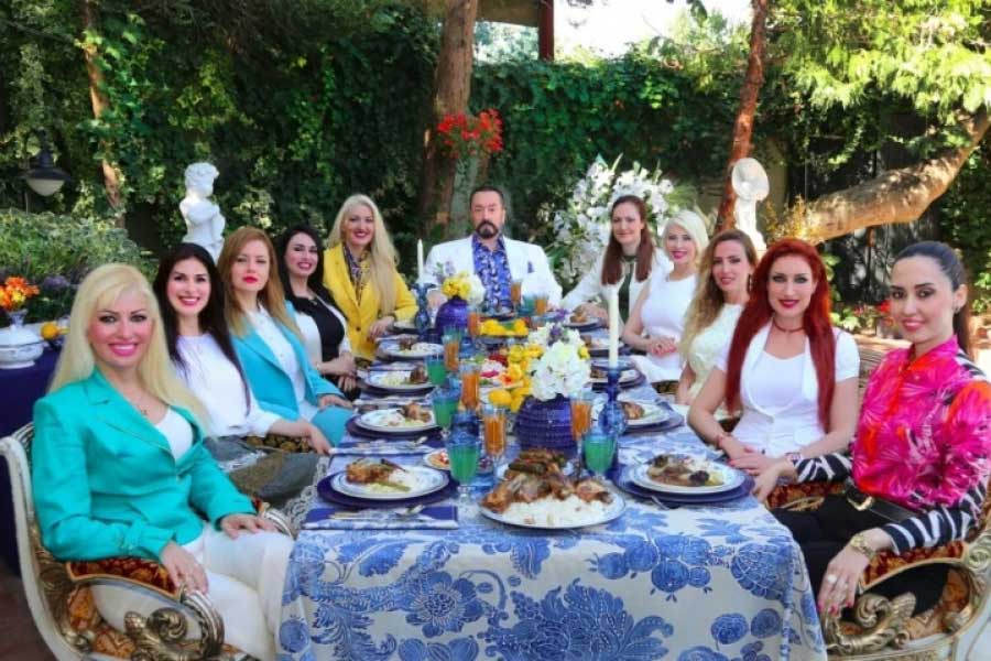 ওক্তারের আশপাশে সব সময় সুন্দরী মহিলারা ঘিরে থাকতেন। আদালতে ওক্তার স্বীকার করেছিলেন, তাঁর এক বা দুই নয়, ১০০০ ‘গার্লফ্রেন্ড’ রয়েছে। ওই মহিলাদের তিনি ‘পোষা বিড়াল’ বলে ডাকতেন।