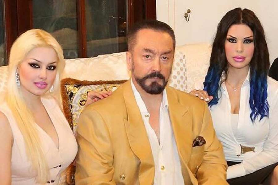 ওক্তারের সংগঠনে এক সদস্য এক সাক্ষাৎকারে বলেন, “কেউ যদি ওক্তারের সংগঠন ছেড়ে পালানোর চেষ্টা করতেন, তাঁর জীবন নরকে পরিণত করতে দ্বিধাবোধ করতেন না এই স্বঘোষিত ধর্মগুরু। ওক্তারের রাজনৈতিক প্রভাবও ছিল যথেষ্ট মজবুত। ফলে সংগঠন ছেড়ে পালিয়ে কেউ রেহাই পেতেন না।’’