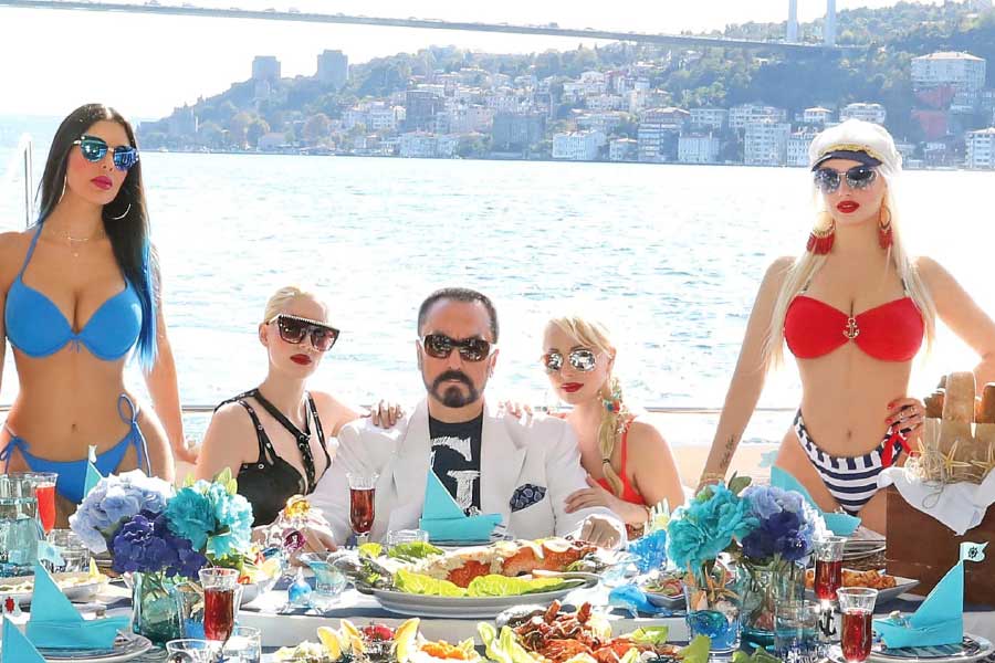 ওক্তারের সংগঠনের আরও এক কর্মী সিলন ওজগুল সিমসেক এক সাক্ষাৎকারে বলেন, “আমার যখন ১৭ বছর বয়স, ওক্তারের সংগঠনে যোগ দিয়েছিলাম। ২০১৩ সালে পালানোর চেষ্টা করি। কিন্তু ধরা পড়ে যাই। ওক্তারের সংগঠনে মহিলাদের উপর আমানুষিক নির্যাতন করা হত।”