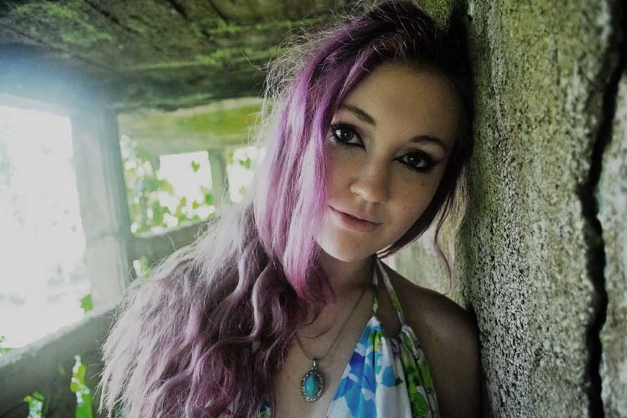 নিজের মেয়ের দেহ দেখে শিউরে উঠেছিলেন তোয়ার বাবা। তাঁর ক্ষতবিক্ষত শরীর পুঁতে দেওয়া হয়েছিল বালিতে। তবে পুরো শরীরটা বালিতে চাপা দেওয়া ছিল না। তোয়ার রক্তাক্ত দেহ অর্ধেক বালির বাইরে বেরিয়ে ছিল। অর্ধেক দেহ ছিল বালির গভীরে।