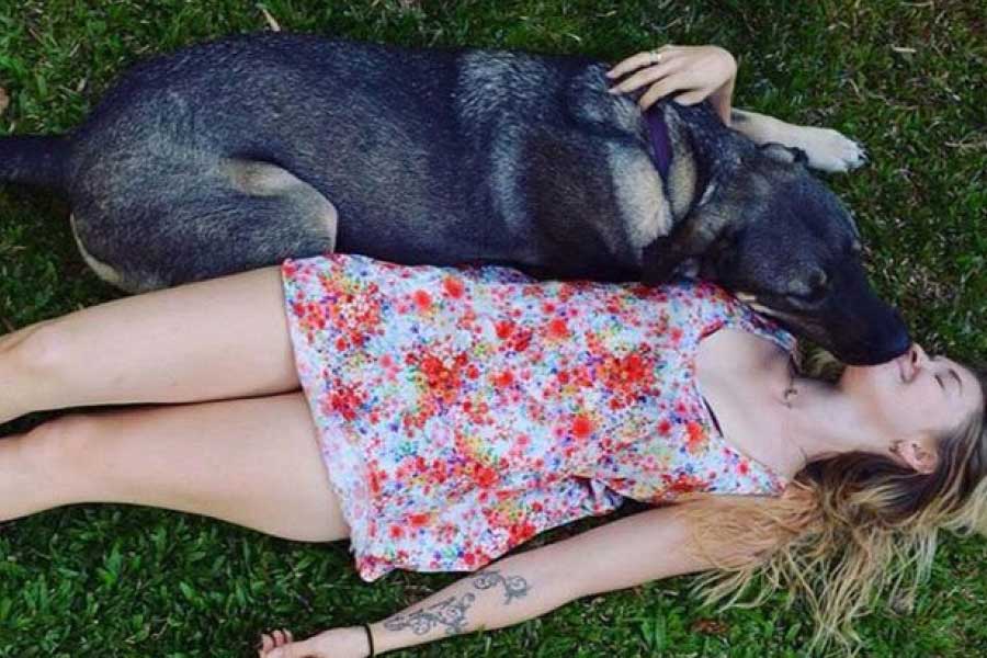 তোয়ার পশুপ্রেম এলাকায় কারও অজানা ছিল না। কুকুর-বিড়ালদের প্রতি তাঁর ভালবাসাই তাঁকে জনপ্রিয়  করে তুলেছিল। জলজ্যান্ত তরুণীর এমন মৃত্যু মেনে নিতে পারেননি কেউই। স্থানীয় একটি সংগঠনের সঙ্গে যুক্ত ছিলেন তোয়া। সেখান থেকেই প্রতিবাদের ঝড় ওঠে।