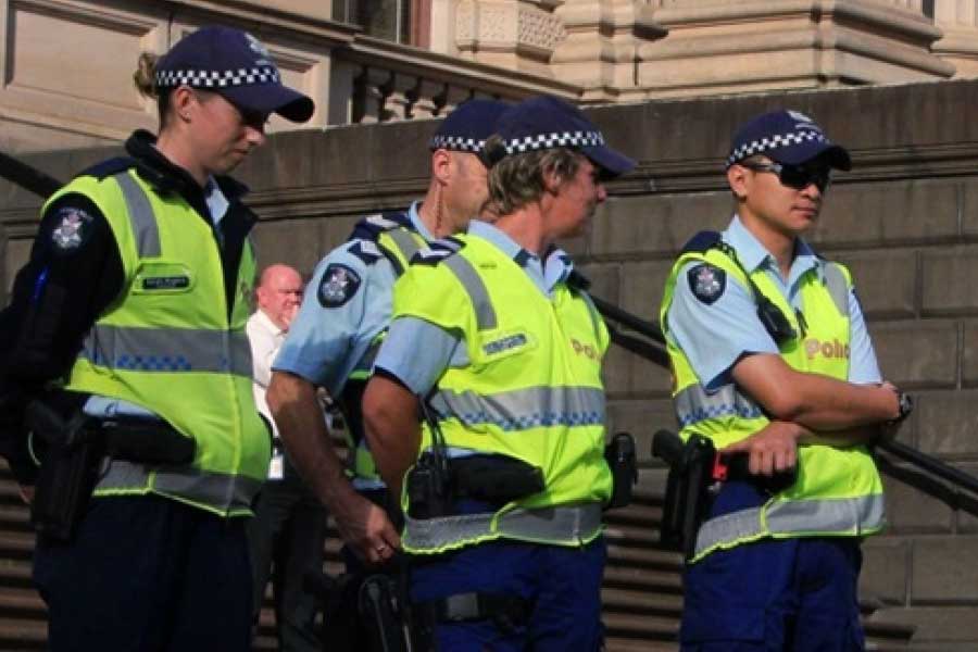 রাজবিন্দরকে ধরতে ভারতের পুলিশের সঙ্গে যোগাযোগ করে কুইন্সল্যান্ডের পুলিশ। চুক্তি হয়, রাজবিন্দরের খোঁজ পেলে কুইন্সল্যান্ড পুলিশের হাতে তাঁকে তুলে দেওয়া হবে। রাজবিন্দরকে ধরে দিতে পারলে মোটা টাকার পুরস্কারও ঘোষণা করা হয়।