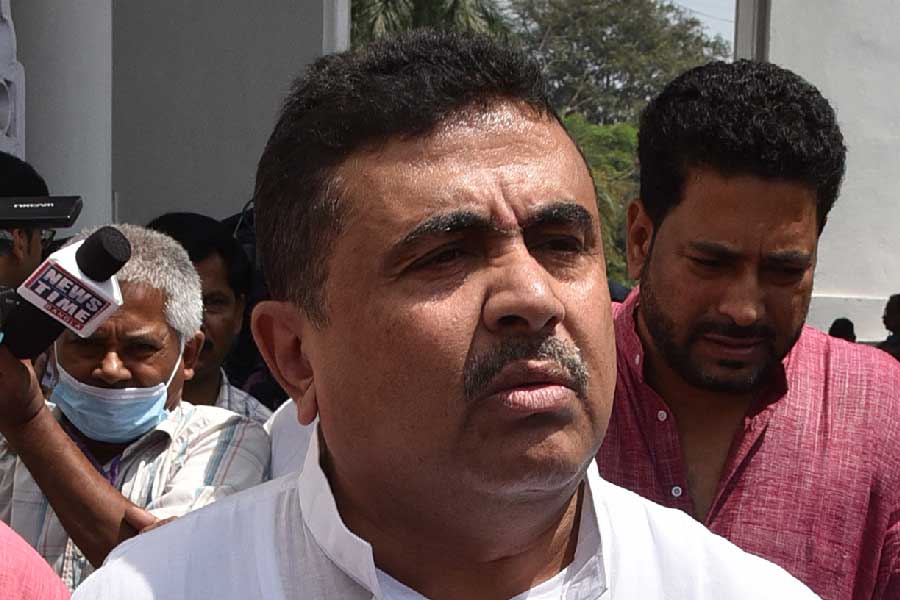 শুক্রবার সকালে বিধানসভার অধিবেশন কক্ষে ভিড়। শুভেন্দু বক্তৃতা করতে উঠেছেন। তৃণমূল বিধায়কদের আসন থেকে শুরু হল নানা টিপ্পনী, কটূক্তি।