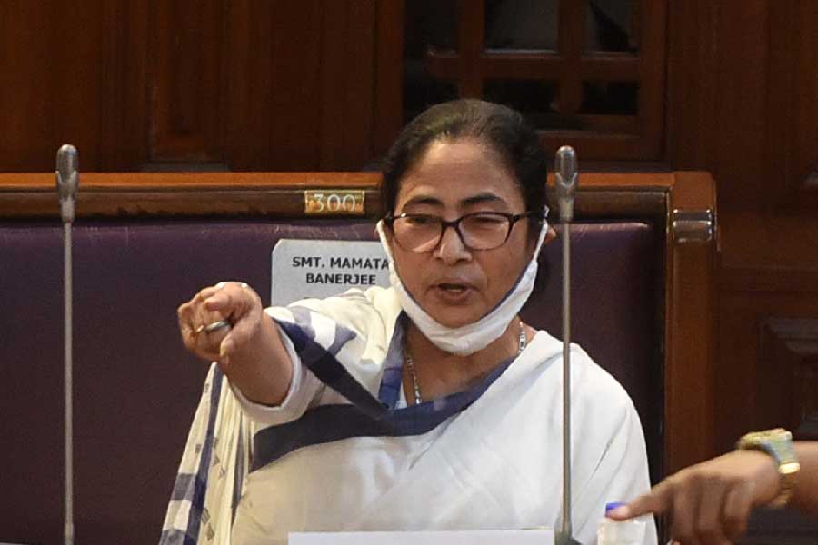 শুক্রবার সংবিধান দিবস। সেই নিয়েই বক্তৃতা দিচ্ছিলেন শুভেন্দু। আর তখনই শোরগোল শুরু করেন তৃণমূল বিধায়করা। বাধা দেন মুখ্যমন্ত্রী। মমতা বলেন, ‘‘কেউ বাধা দেবে না। সবাই চুপ করে থাকো।’’  