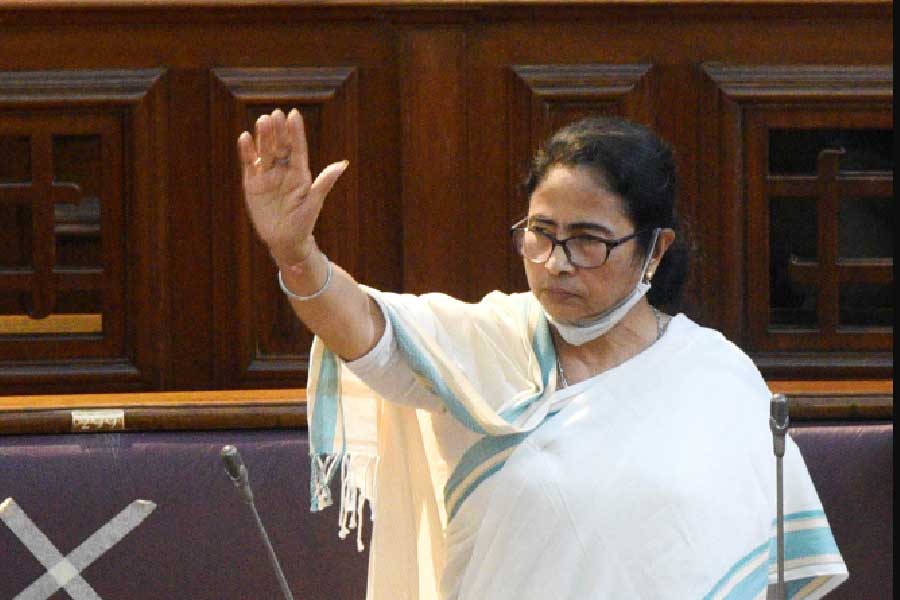 দু’এক জন তৃণমূল বিধায়ক হাল্কা কটাক্ষও করছিলেন। তাঁদেরও চুপ করতে বলেন মু্খ্যমন্ত্রী মমতা বন্দ্যোপাধ্যায়। 