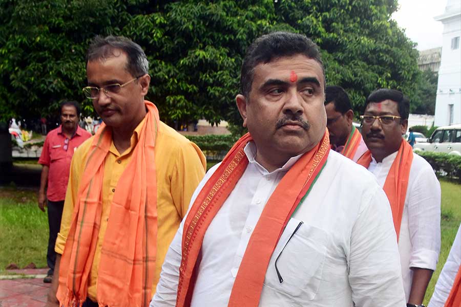 যদিও এর পর শুভেন্দু গণতন্ত্র নিয়ে বলার সময় রাজ্য সরকারকেই একহাত নেন। বলেন, ‘‘অব দ্য পার্টি, বাই দ্য পার্টি, ফর দ্য পার্টি।’’ পরে নিজের বক্তৃতায় তার জবাব দিয়েছেন মমতা। তিনি পাল্টা কটাক্ষ করেছেন কেন্দ্রীয় সরকারকে।