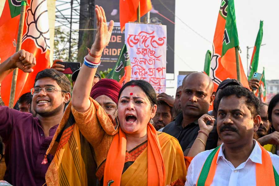 বিধানসভায় বক্তৃতা করেন আসানসোলের বিজেপি বিধায়ক অগ্নিমিত্রা পাল। তখনও টিপ্পনী কাটতে শুরু করেন তৃণমূলের কয়েক জন বিধায়ক। তাঁদেরও থামিয়ে দেন দলনেত্রী মমতা। ধমক দিয়ে তিনি বলেন, ‘‘কেউ কারও বক্তৃতায় বাধা দেবেন না।’’ 