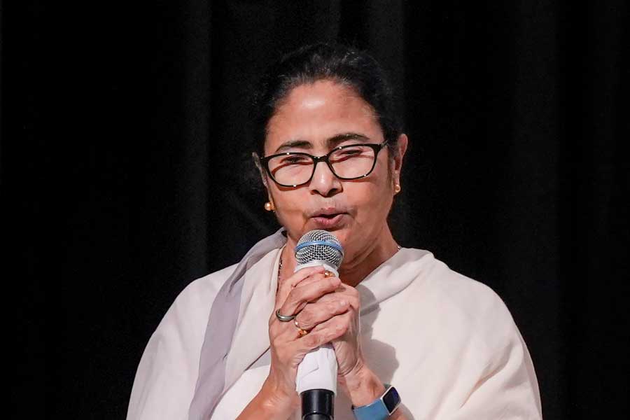 শুভেন্দুর বক্তৃতার পরেই মার্শাল পাঠিয়ে তাঁকে ঘরে ডেকে পাঠান মুখ্যমন্ত্রী। ডাক পেয়ে মমতার ঘরে যান শুভেন্দু। সঙ্গে ছিলেন বিধায়ক অগ্নিমিত্রা পাল, মনোজ টিগ্গা, অশোক লাহিড়ি।