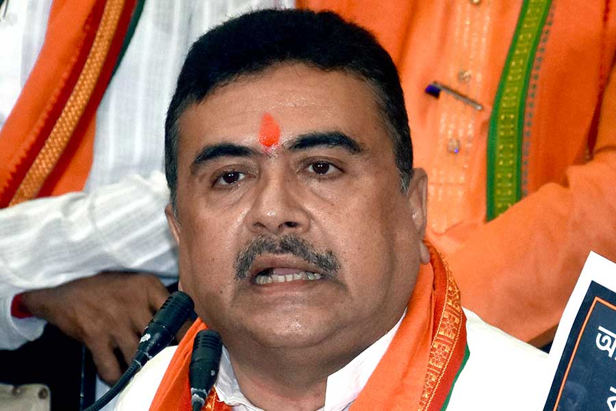 শুভেন্দু বলেন, ‘‘সংসদীয় গণতন্ত্রে সৌজন্য থাকবে। তাই সৌজন্য সাক্ষাৎ করতে গিয়েছিলাম। তবে কী আলোচনা হয়েছে বলব না। সংসদীয় গণতন্ত্রে এটা উচিত নয়।’’ 