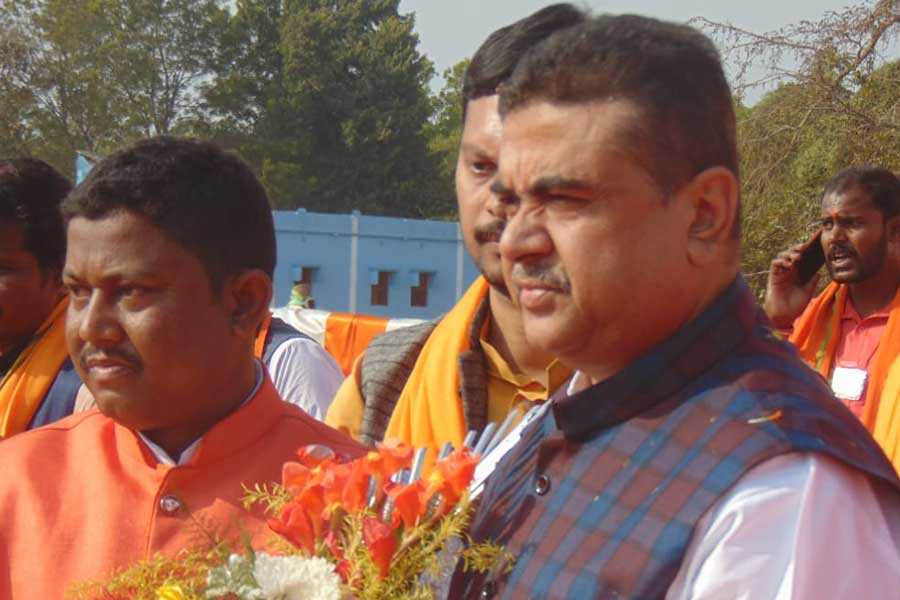 এর পর বিধানসভায় মমতার বক্তব্যেও ছিল চমক। তিনি বলেন, ‘‘ভাইয়ের মতো স্নেহ করতাম যাঁকে, সে বলল গণতন্ত্র নিয়ে…।’’ 