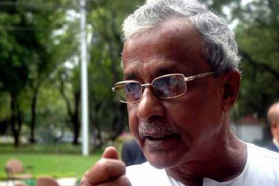 শুভেন্দুর বাবা, তথা কাঁথির সাংসদ শিশির অধিকারীর কথাও শুক্রবার বিধানসভায় বলেন মমতা। তাঁর কথায়, ‘‘দল গঠনের সময় আপনি ছিলেন না। শিশিরদা আমাদের বিরুদ্ধে প্রার্থী হয়েছিলেন। আমি তাঁকে সম্মান করি।’’ 