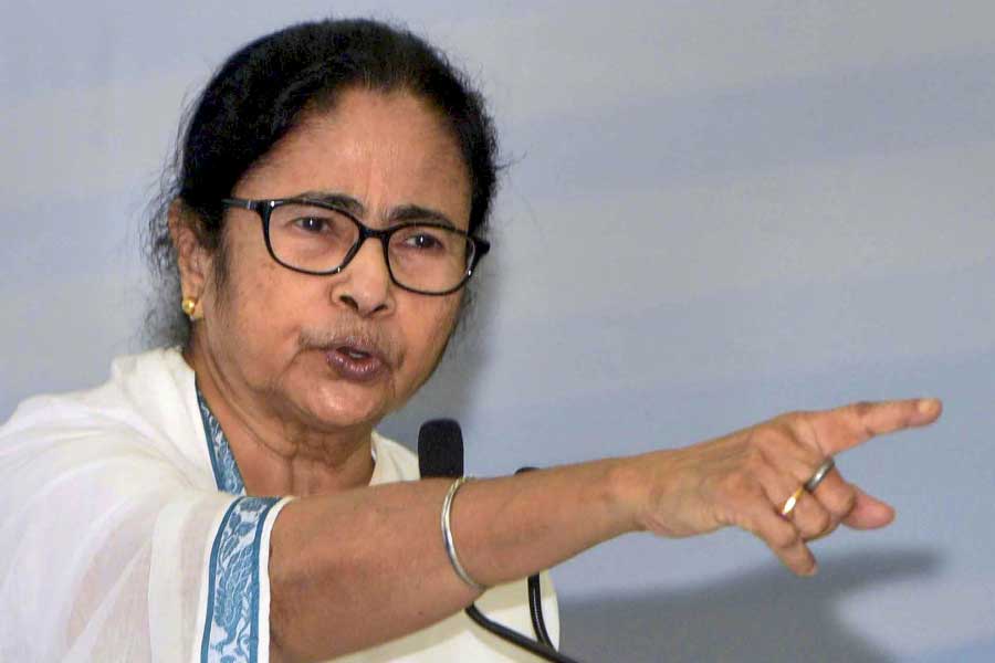 প্রসঙ্গত, তৃণমূল গঠনের সময় অধিকারী পরিবারের কেউই তৃণমূলে যোগ দেননি। পরে আসেন তাঁরা। ১৯৯৮ সালে লোকসভা নির্বাচনের সময় কাঁথিতে তৃণমূলের বিরুদ্ধে কংগ্রেস প্রার্থী হিসাবে লড়াইও করেছিলেন শিশির।