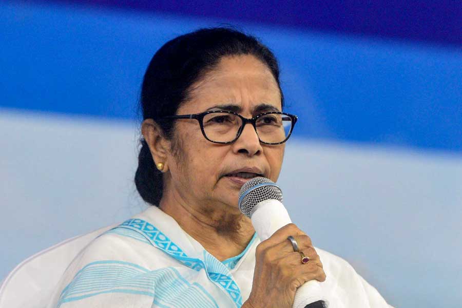 শুভেন্দুর গণতন্ত্র নিয়ে রাজ্য সরকারকে কটাক্ষের পাল্টা দিতেও ছাড়েননি মমতা। তিনি কেন্দ্রীয় সংস্থার দিকে আঙুল তুলে বলেন, ‘‘অব দ্য এজেন্সি, বাই দ্য এজেন্সি, ফর দ্য এজেন্সি।’’