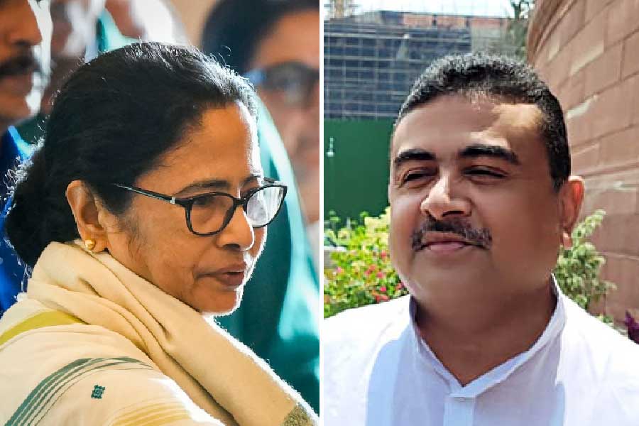 বিধানসভার আগের অধিবেশনেও নমস্কার বিনিময় করেছিলেন মুখ্যমন্ত্রী এবং বিরোধী দনলেতা। তবে ঘরে চা খেতে যাওয়া এই প্রথম। 