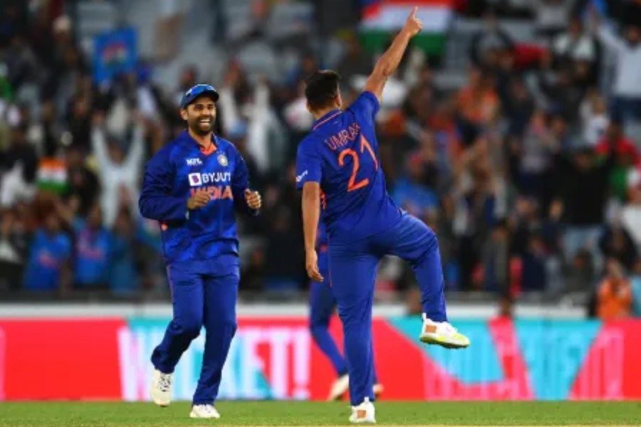 উইকেট পাওয়ার পর ধাওয়ানের ভঙ্গিতে উচ্ছ্বাস প্রকাশ উমরানের। দেখে হাসছেন সূর্যকুমার যাদব।