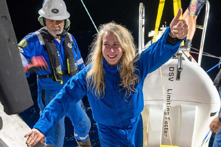 ভ্যানেসার আগে কোনও মহিলার এই কৃতিত্ব নেই। একই সঙ্গে উচ্চতম এবং গভীরতম বিন্দু ছুঁয়ে দেখার অভিজ্ঞতা তাঁরই প্রথম। এই কারণে গিনেস রেকর্ডেও নাম রয়েছে ভ্যানেসার।