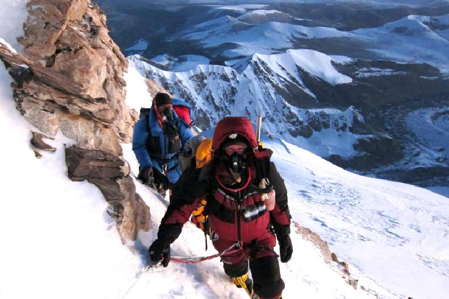 ২০১২ সালের ১৯ মে মাউন্ট এভারেস্ট জয় করেন ভ্যানেসা। সমুদ্রপৃষ্ঠ থেকে মাউন্ট এভারেস্টের উচ্চতা ৮,৮৪৮.৮ মিটার। 
