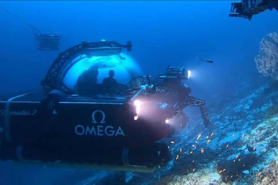 ২০২০ সালের ১২ জুন চ্যালেঞ্জার ডিপে ডুব দেন। সমুদ্রপৃষ্ঠ থেকে ১০,৯৩৪ মিটার গভীরে সেই বিন্দু। 