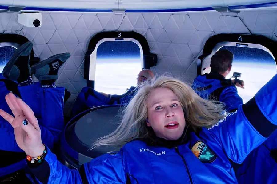 ২০২২ সালের ৪ অগস্ট আবার কারমান লাইনেও পাড়ি দিয়েছিলেন তিনি। বিজ্ঞানীরা মনে করেন, এই কারমান লাইন থেকেই শুরু হয় মহাকাশ। পৃথিবীর মাটি থেকে ১০০ কিলোমিটার উচ্চতায় রয়েছে সেই কারমান লাইন।