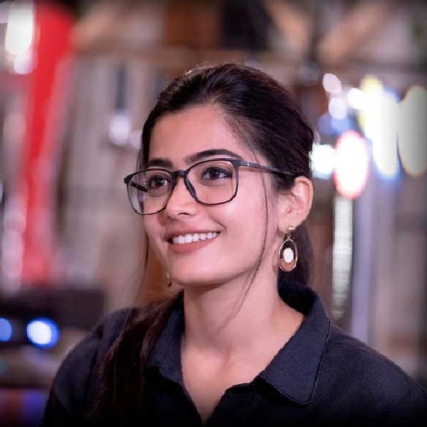 দক্ষিণী ছবিতেই মনোনিবেশ করেছেন রশ্মিকা। কিছু দিন আগে বলিউডে তাঁর অভিষেক হয়েছে ‘গুডবাই’ ছবির হাত ধরে। ছবিতে অমিতাভ বচ্চনও ছিলেন। আপাতত রশ্মিকার হাতে অনেক কাজ। ভামশি পাইরিপল্লির পরিচালনায় ‘বরিশু’ ছবির শুটিংয়ে ইদানীং ব্যস্ত অভিনেত্রী।