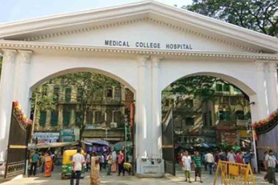 কলকাতা মেডিক্যাল কলেজ হাসপাতালে ভোগান্তি হচ্ছে রোগীদের। প্রশ্ন হল, আর কত দিন এ ভাবে চলবে এই মেডিক্যাল কলেজ?
