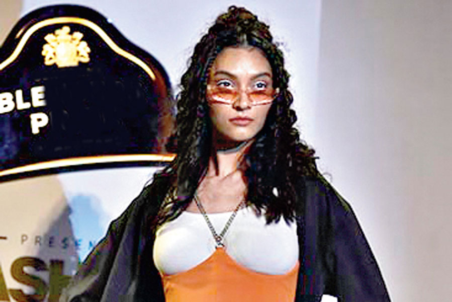 স্পোর্টি লুকে ট্যাঞ্জারিন স্পর্শ।